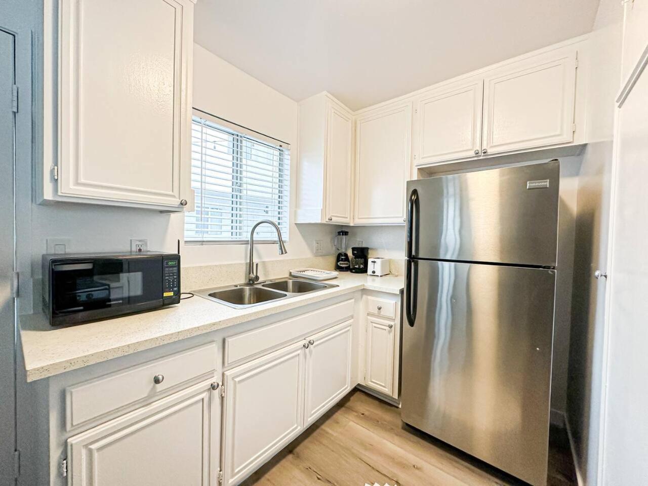 Charming 2-br, 2-story In Heart Of La - Br4 Ferienhaus *